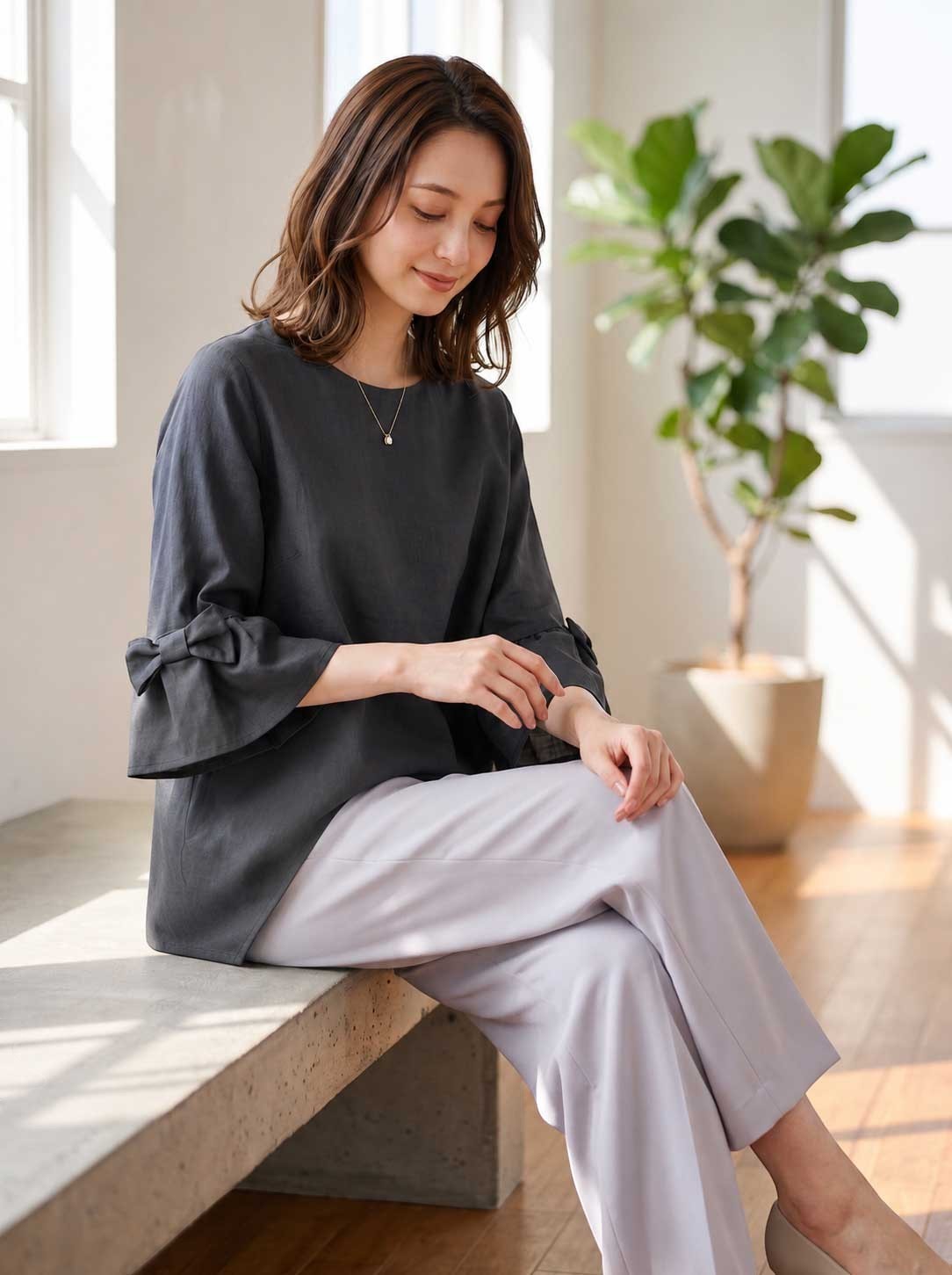 Mikonosublue Storeの袖リボン付き七分袖チュニックブラウス。Aラインシルエットで体型カバーも叶う上品な黒のポリエステル素材。