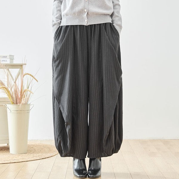 Mikonosublue Storeのストライプ柄バルーンパンツ。ゆったりとしたワイドシルエットで体型カバーも叶うポリエステル素材のボトムス。