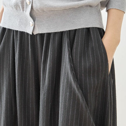 Mikonosublue Storeのストライプ柄バルーンパンツ。黒地に細いストライプが入り、ゆったりとしたシルエットで体型をカバーするデザイン。