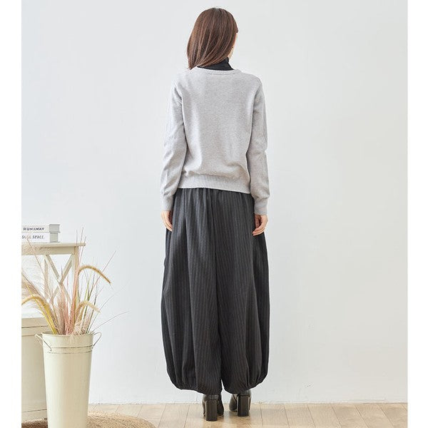 Mikonosublue Storeのストライプ柄バルーンパンツを着用した女性のバックスタイル。ゆったりとしたワイドシルエットで体型カバーも叶う秋冬用ボトムス。
