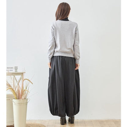 Mikonosublue Storeのストライプ柄バルーンパンツを着用した女性のバックスタイル。ゆったりとしたワイドシルエットで体型カバーも叶う秋冬用ボトムス。