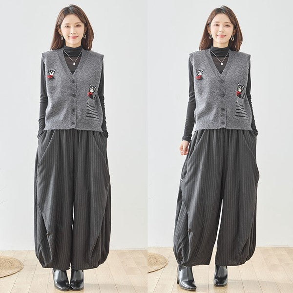 Mikonosublue Storeのストライプ柄バルーンパンツを着用した女性。ゆったりとしたコクーンシルエットで体型カバーも叶う秋のカジュアルコーデ。