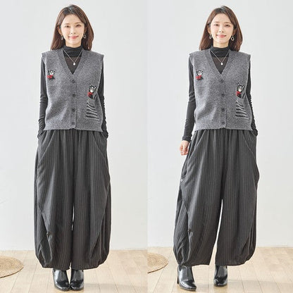 Mikonosublue Storeのストライプ柄バルーンパンツを着用した女性。ゆったりとしたコクーンシルエットで体型カバーも叶う秋のカジュアルコーデ。