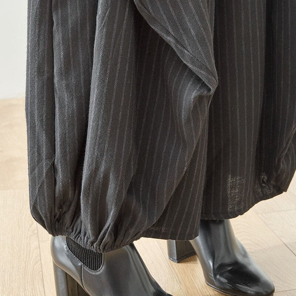 Mikonosublue Storeのストライプ柄バルーンパンツ。黒地に細いストライプが入ったゆったりとしたワイドシルエットで、裾が絞られたデザイン。