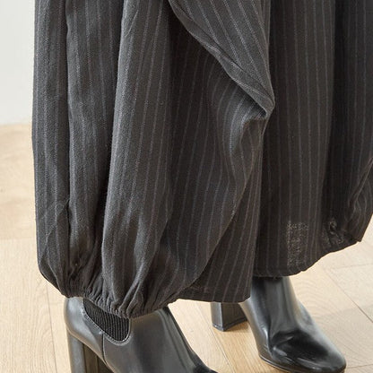 Mikonosublue Storeのストライプ柄バルーンパンツ。黒地に細いストライプが入ったゆったりとしたワイドシルエットで、裾が絞られたデザイン。