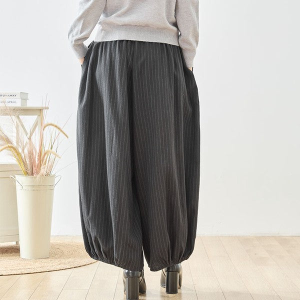 Mikonosublue Storeのストライプ柄バルーンパンツ。ゆったりとしたコクーンシルエットで体型カバーも叶う、秋から冬に最適なワイドパンツ。