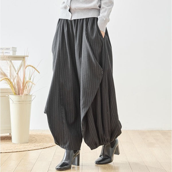 Mikonosublue Storeのストライプ柄バルーンパンツ。ゆったりとしたコクーンシルエットで体型カバーも叶うポリエステル素材のワイドパンツ。