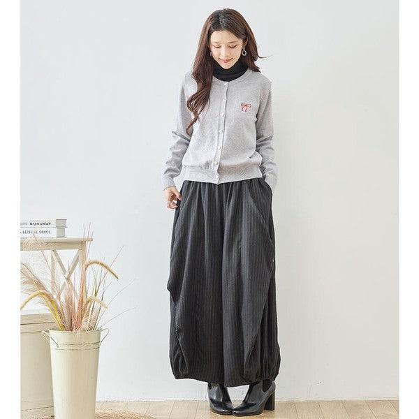 Mikonosublue Storeのストライプ柄バルーンパンツを着用した女性。ゆったりとしたワイドシルエットで体型カバーも叶う秋のカジュアルコーデ。