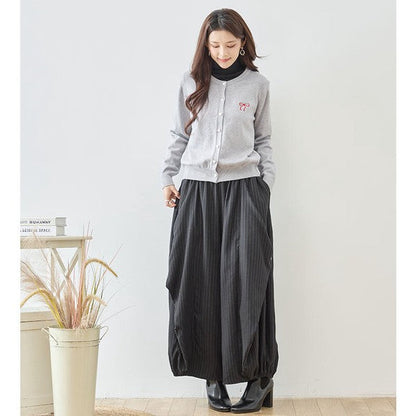 Mikonosublue Storeのストライプ柄バルーンパンツを着用した女性。ゆったりとしたワイドシルエットで体型カバーも叶う秋のカジュアルコーデ。