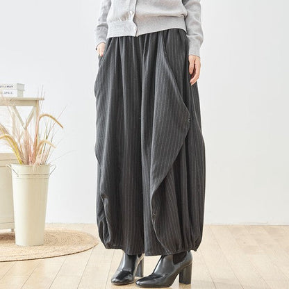 Mikonosublue Storeのストライプ柄バルーンパンツ。立体的な切り替えデザインが特徴のゆったりとしたワイドシルエットで、体型カバーにも最適なポリエステル素材のボトムス。