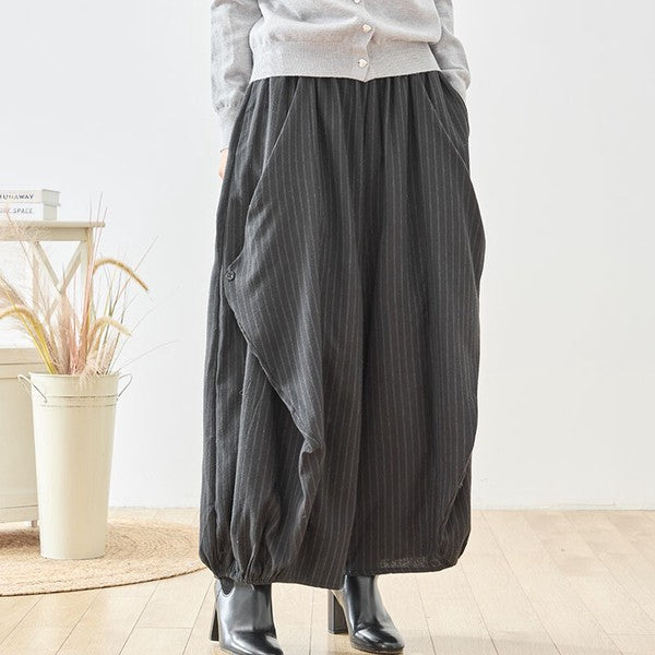 Mikonosublue Storeのストライプ柄バルーンパンツ。ゆったりとしたワイドシルエットで体型カバーも叶うポリエステル素材の秋物ボトムス