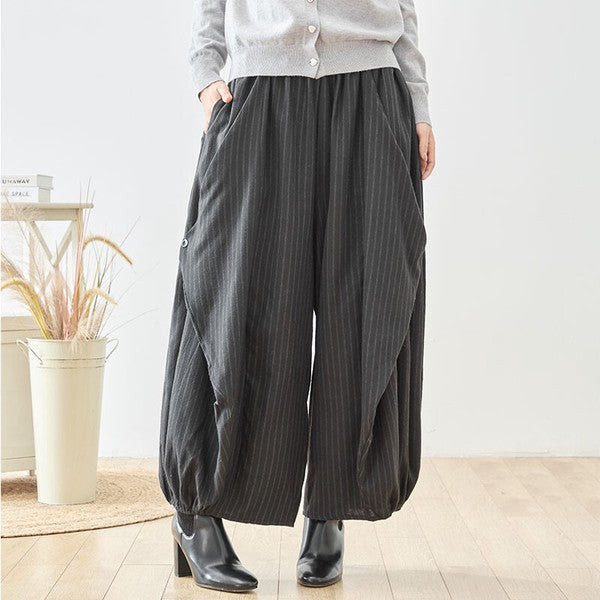 Mikonosublue Storeのストライプ柄バルーンパンツ。ゆったりとしたワイドシルエットで体型カバーも叶う、秋から冬に最適なポリエステル素材のパンツ。