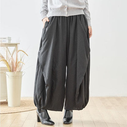 Mikonosublue Storeのストライプ柄バルーンパンツ。ゆったりとしたワイドシルエットで体型カバーも叶う、秋から冬に最適なポリエステル素材のパンツ。