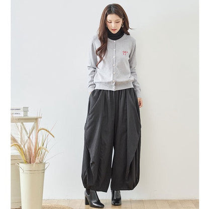 Mikonosublue Storeのストライプ柄バルーンパンツを着用した女性。ゆったりとしたワイドシルエットで体型カバーも叶う秋のカジュアルコーデ。