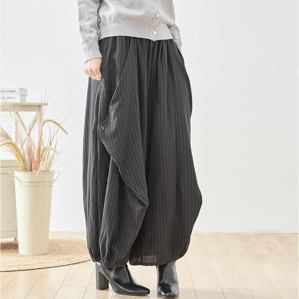 Mikonosublue Storeのストライプ柄バルーンパンツ。立体的な切り替えデザインが特徴のゆったりとしたワイドシルエットで、体型カバーにも最適な秋冬用ボトムス。