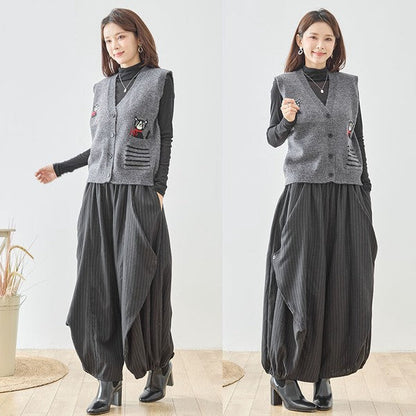 Mikonosublue Storeのストライプ柄バルーンパンツを着用したモデル。ゆったりとしたワイドシルエットで体型カバーも叶う秋のカジュアルコーデ。