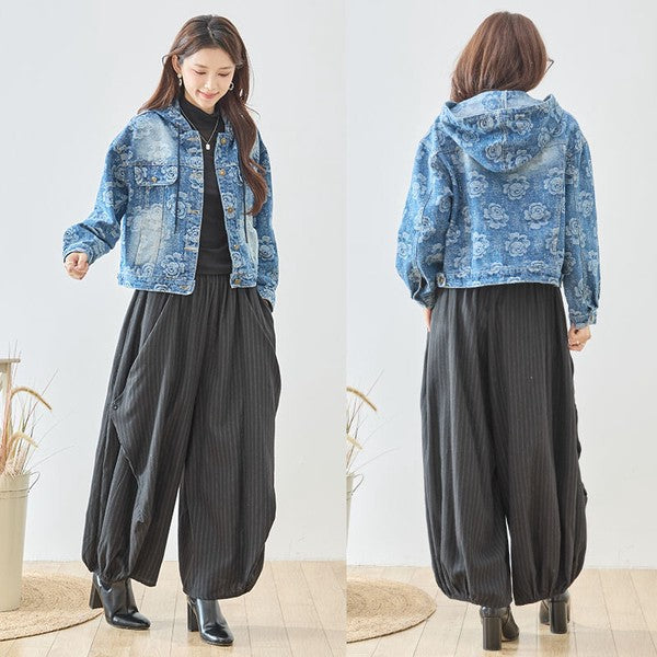 Mikonosublue Storeのストライプ柄バルーンパンツ。黒のワイドなコクーンシルエットで体型カバーも叶うゆったりとしたデザイン。