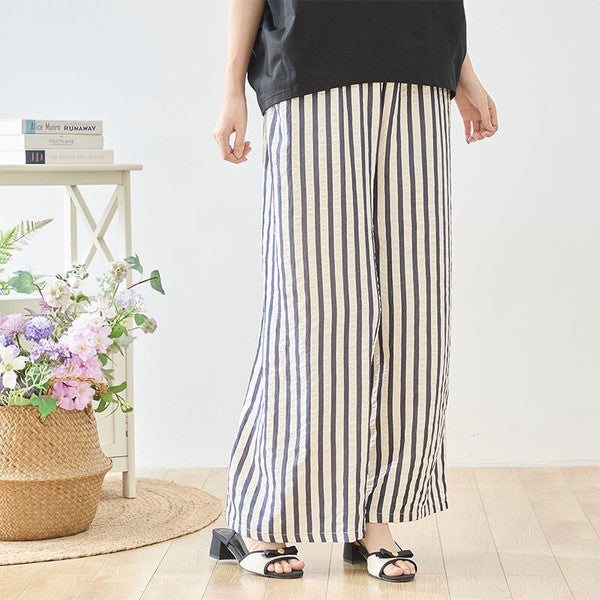 Mikonosublue Storeのベージュとネイビーのストライプ柄ワイドパンツ。ウエストゴムでゆったりとしたシルエットの美脚パンツ。