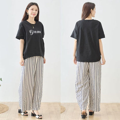 Mikonosublue Storeのストライプ柄ワイドパンツ。ウエストゴムでゆったりとしたシルエット、なめらかな素材で美脚効果のあるリラクシーなパンツ。