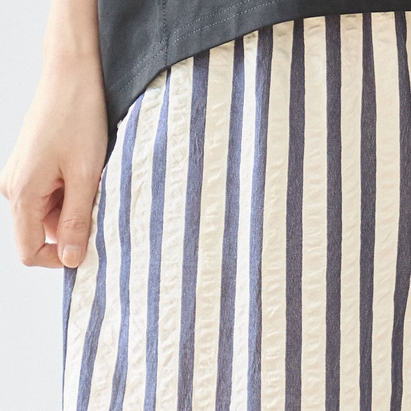 Mikonosublue Storeのストライプ柄ワイドパンツ。なめらかな素材感でゆったりとしたシルエットの美脚パンツ。