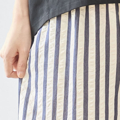 Mikonosublue Storeのストライプ柄ワイドパンツ。なめらかな素材感でゆったりとしたシルエットの美脚パンツ。