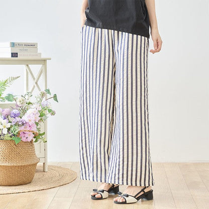 Mikonosublue Storeのストライプ柄ワイドパンツ。脚長効果のある縦ラインとウエストゴムでリラクシーな着心地のゆったりとしたシルエット。