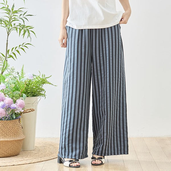 Mikonosublue Storeのストライプ柄ワイドパンツ。脚長効果のある縦ラインとウエストゴムで快適な着心地のゆったりシルエット。