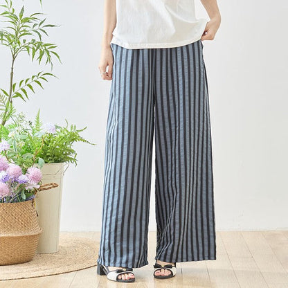 Mikonosublue Storeのストライプ柄ワイドパンツ。脚長効果のある縦ラインとウエストゴムで快適な着心地のゆったりシルエット。