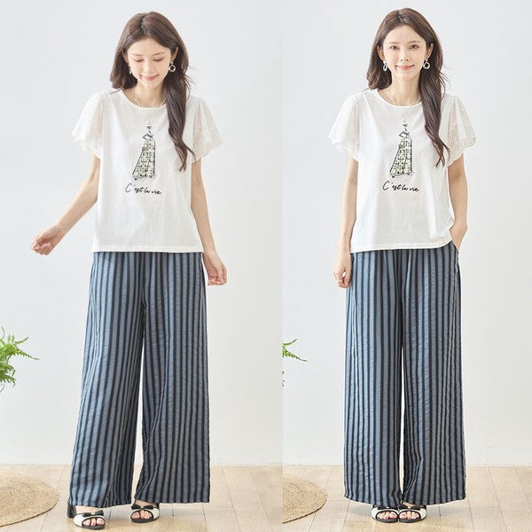 Mikonosublue Storeのストライプ柄ワイドパンツを着用した女性。ウエストゴムでゆったりとしたシルエットの美脚パンツ。