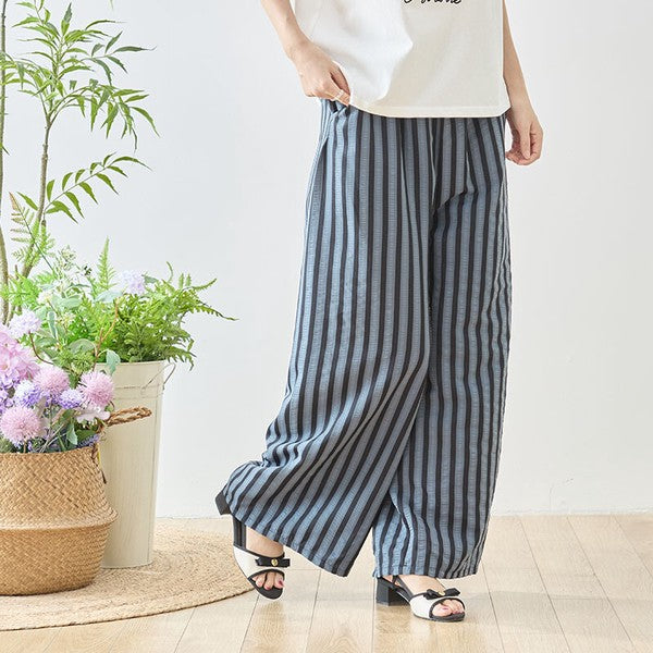 Mikonosublue Storeのストライプ柄ワイドパンツ。ゆったりとしたシルエットでウエストゴム仕様の美脚パンツ。