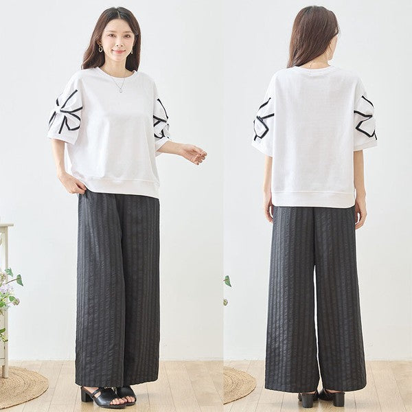 Mikonosublue Storeのストライプ柄ワイドパンツ。ゆったりとしたシルエットでウエストゴム仕様、脚長効果のある上品な落ち感素材。