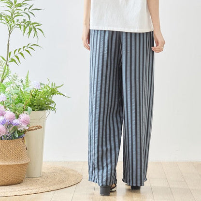 Mikonosublue Storeのストライプ柄ワイドパンツ。ゆったりとしたシルエットで体型カバーも叶う、なめらかな素材のウエストゴム仕様。
