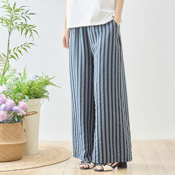 Mikonosublue Storeのストライプ柄ワイドパンツ。脚長効果のある縦ラインとウエストゴムで快適な着心地。