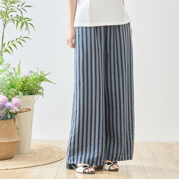 Mikonosublue Storeのストライプ柄ワイドパンツ。脚長効果のある縦ラインとウエストゴムで快適なゆったりシルエット。