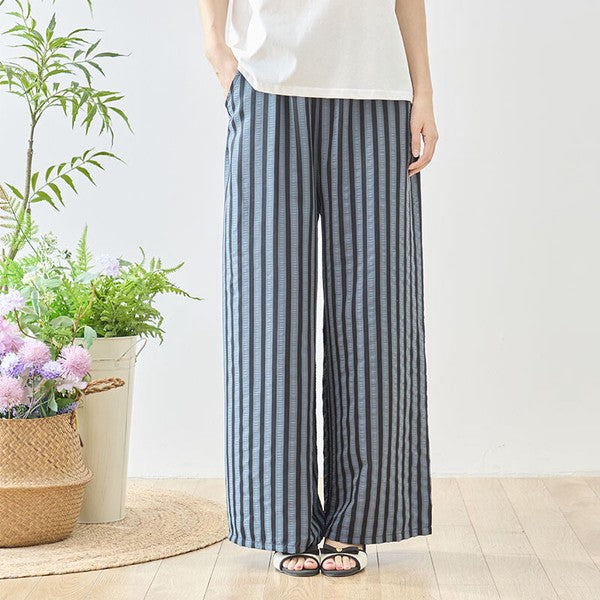 Mikonosublue Storeのストライプ柄ワイドパンツ。ウエストゴムでゆったりとしたシルエット、なめらかな素材で美脚効果のあるリラクシーなデザイン。