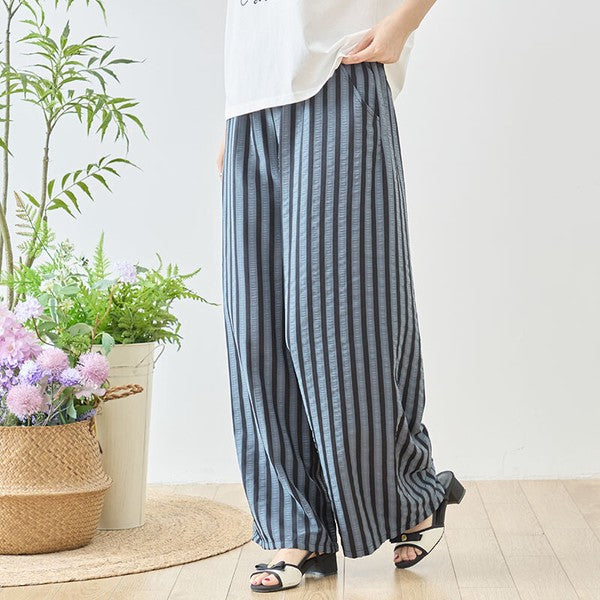 Mikonosublue Storeのストライプ柄ワイドパンツ。ウエストゴムでゆったりとしたシルエット、なめらかな素材感で美脚効果のあるデザイン。
