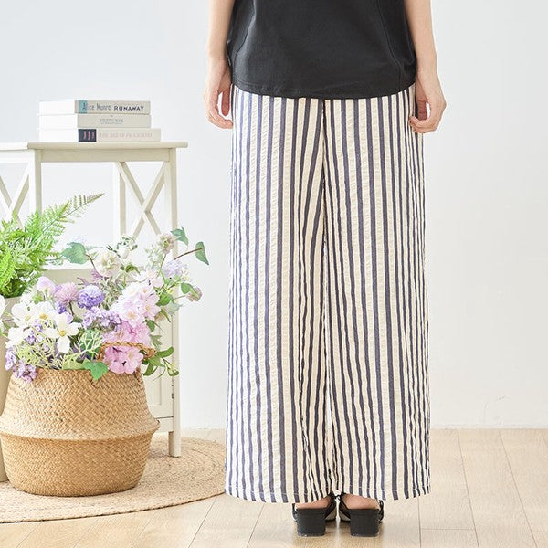 Mikonosublue Storeのストライプ柄ワイドパンツ。脚長効果のある縦ラインとウエストゴムで快適な穿き心地。