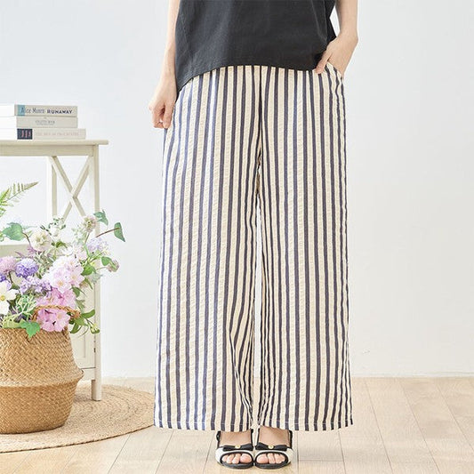 Mikonosublue Storeのストライプ柄ワイドパンツ。ウエストゴムでゆったりとしたシルエットの美脚パンツ。
