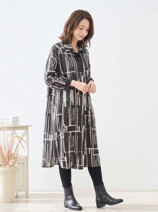 Mikonosublue Storeのスクリブル総柄スキッパー襟ワンピース。黒ベースのゆったりとしたフレアシルエットで体型カバーも叶う秋冬の大人可愛い一着。