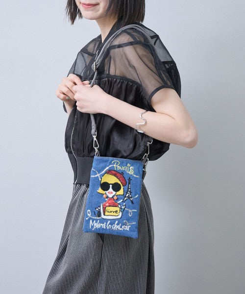 Mikonosublue Storeのサングラスをかけた女の子とパリのモチーフが刺繍されたスパンコール付きブルーの2WAYスマホショルダーバッグ