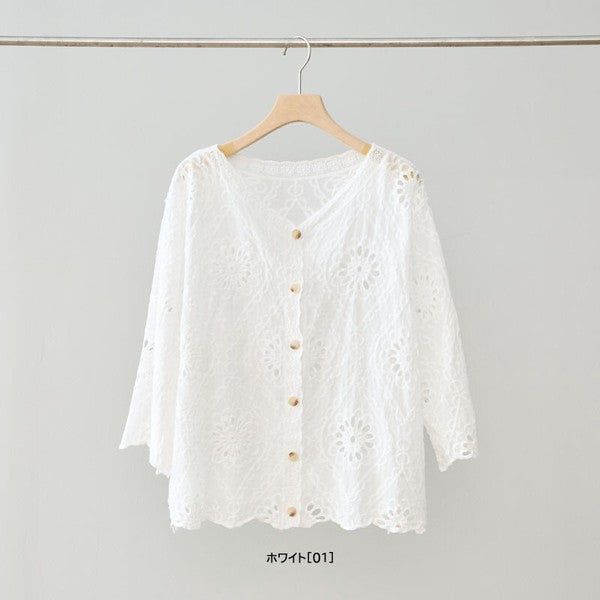 Mikonosublue Storeのホワイトのコットン100%カットワーク刺繍ブラウス。Vネックと七分袖が特徴の涼しげな夏用トップス