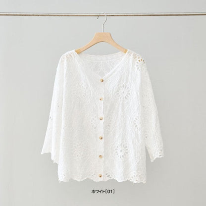 Mikonosublue Storeのホワイトのコットン100%カットワーク刺繍ブラウス。Vネックと七分袖が特徴の涼しげな夏用トップス