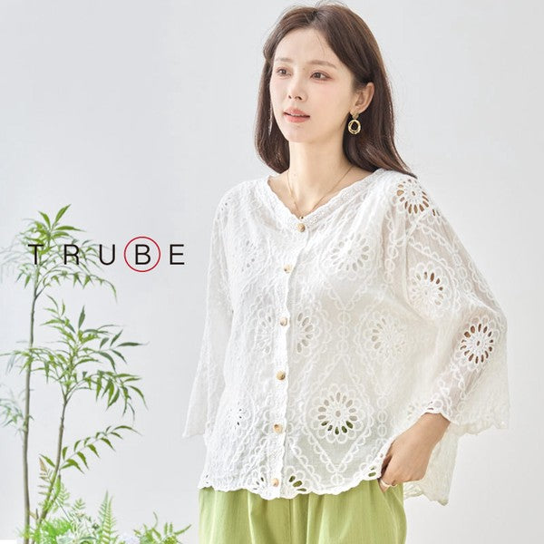 Mikonosublue Storeの白いコットン製カットワーク刺繍ブラウス。Vネックと七分袖で涼しげな透け感のあるデザイン。