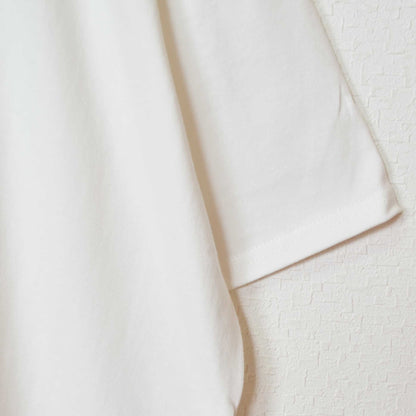 Mikonosublue Storeの綿100%天竺素材を使用した、ゆったりとしたシルエットの白い半袖チュニックTシャツの袖部分