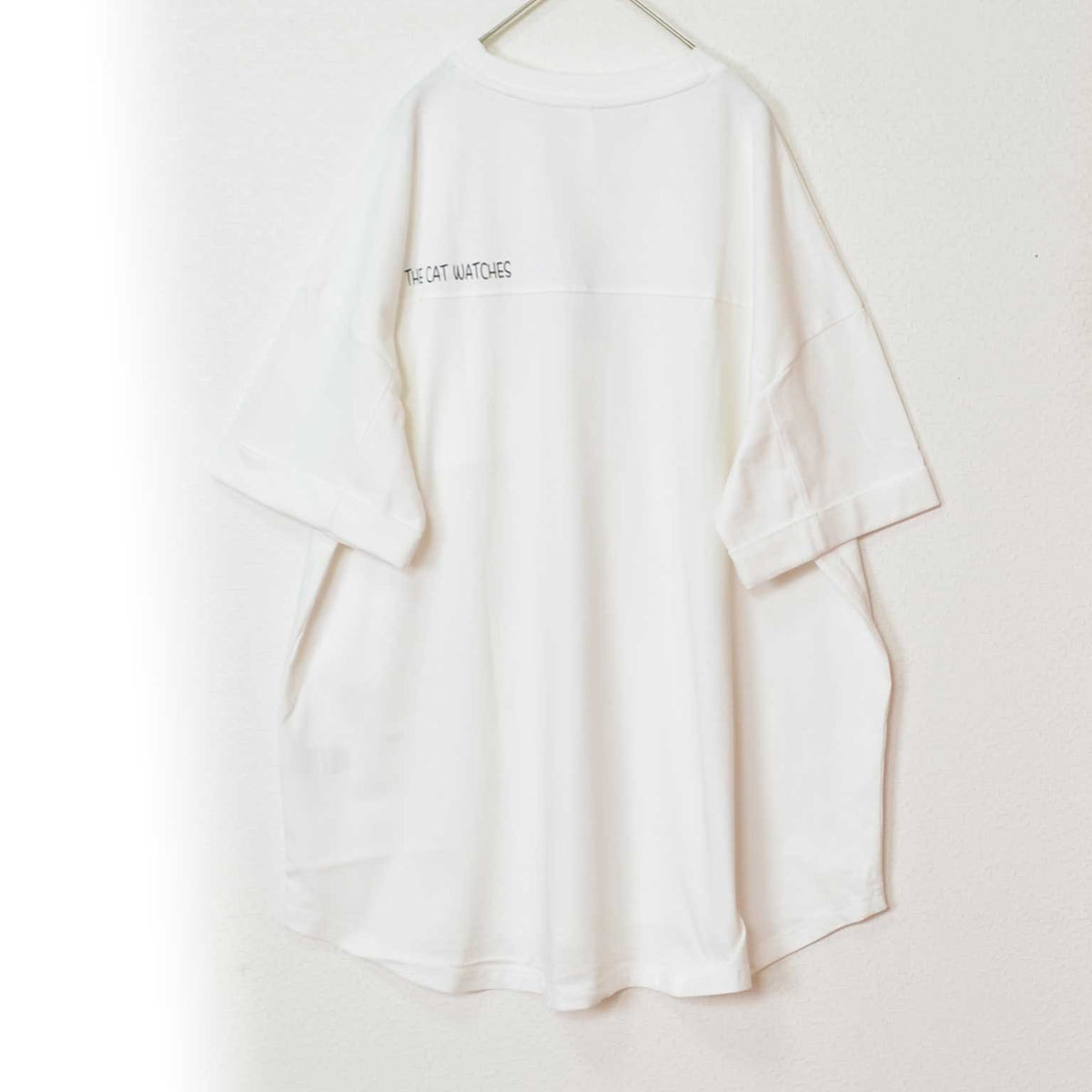 Mikonosublue Storeのバックロゴが特徴的な白い綿100%のゆったりとしたチュニック丈半袖Tシャツ