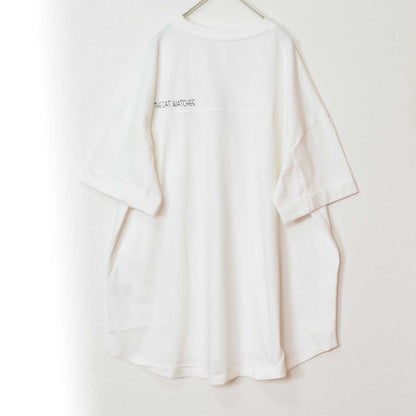 Mikonosublue Storeのバックロゴが特徴的な白い綿100%のゆったりとしたチュニック丈半袖Tシャツ