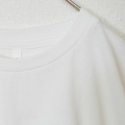 Mikonosublue Storeの綿100%素材を使用した、ゆったりとしたシルエットの白い半袖チュニックTシャツのネックライン