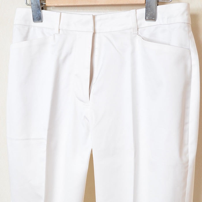 Mikonosublue Storeのホワイトクロップドパンツ。センタープレス入りでストレッチ素材の美脚パンツ、総裏地付きで透けにくい仕様。