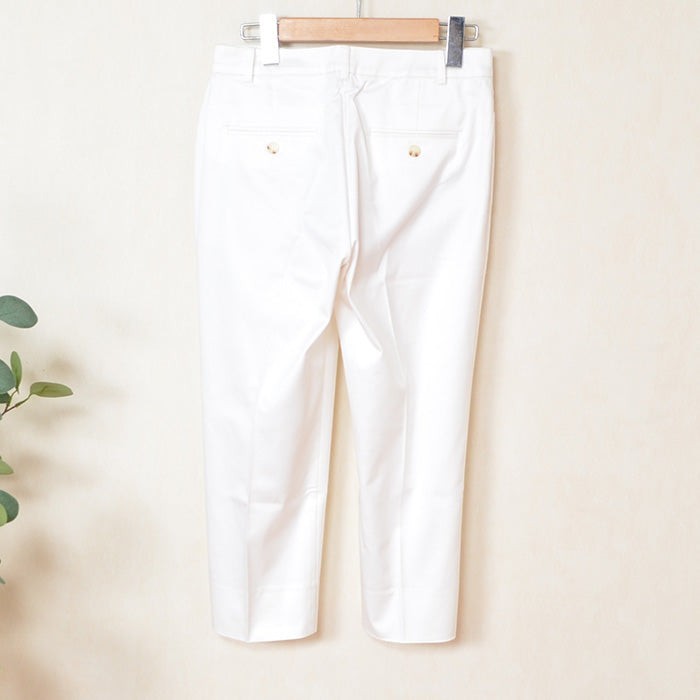 Mikonosublue Storeの裏地付きホワイトクロップドパンツ。センタープレス入りで美脚効果のあるストレッチ素材のパンツ背面。