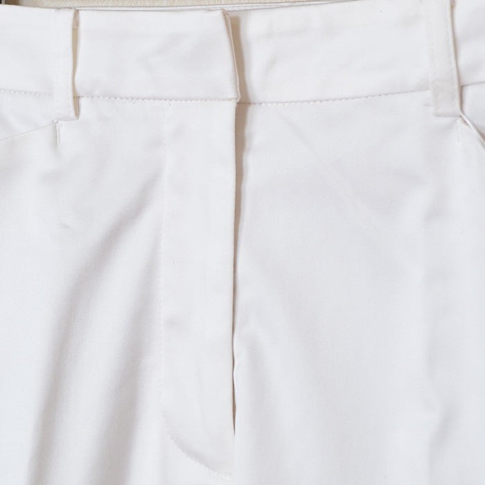 Mikonosublue Storeのホワイトクロップドパンツ。センタープレス入りでストレッチ素材のきれいめなデザイン。